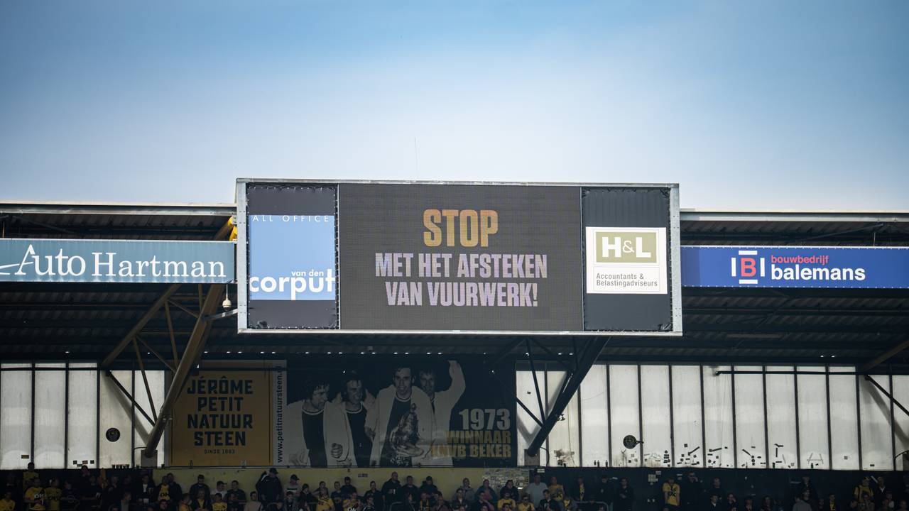Vuurwerk in het Rat Verlegh Stadion (foto: Gabriel Calvino Alonso/Orange Pictures).