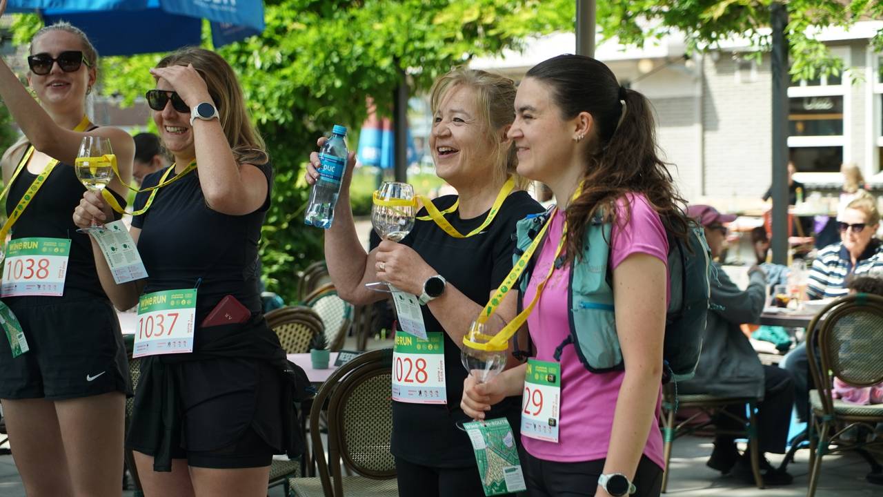 Romy en moeder Sigrid hebben de Wine Run gerend op Moederdag (foto: Omroep Brabant). 