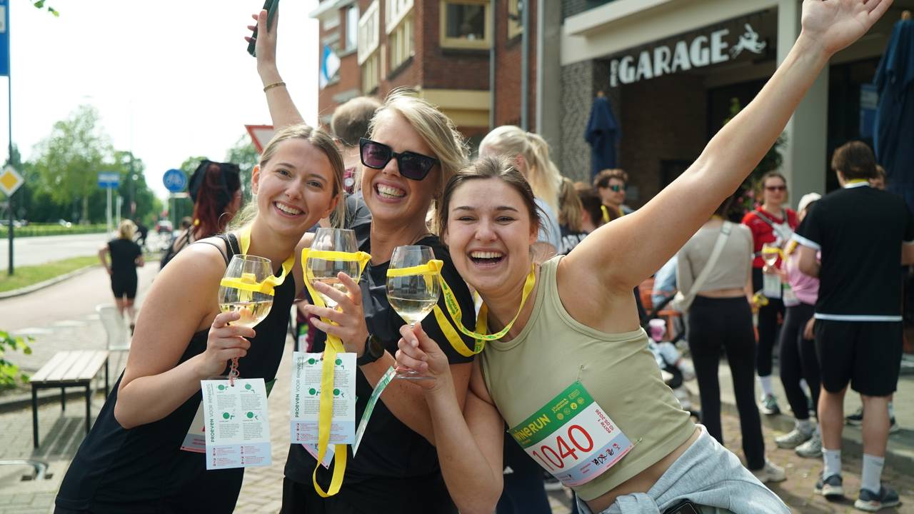 Na een paar kilometer waren deze meiden flink aangeschoten (foto: Omroep Brabant).