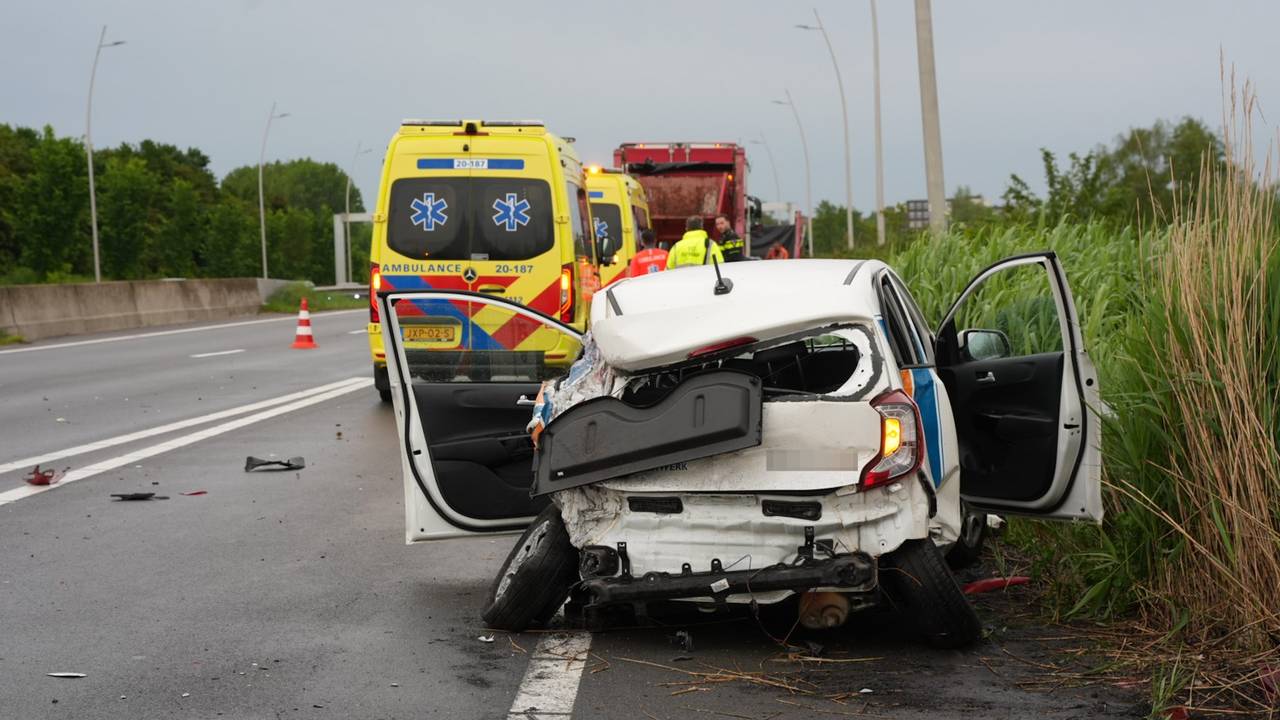 De auto raakte zwaar beschadigd (foto: Erik Haverhals/Persbureau Heitink).
