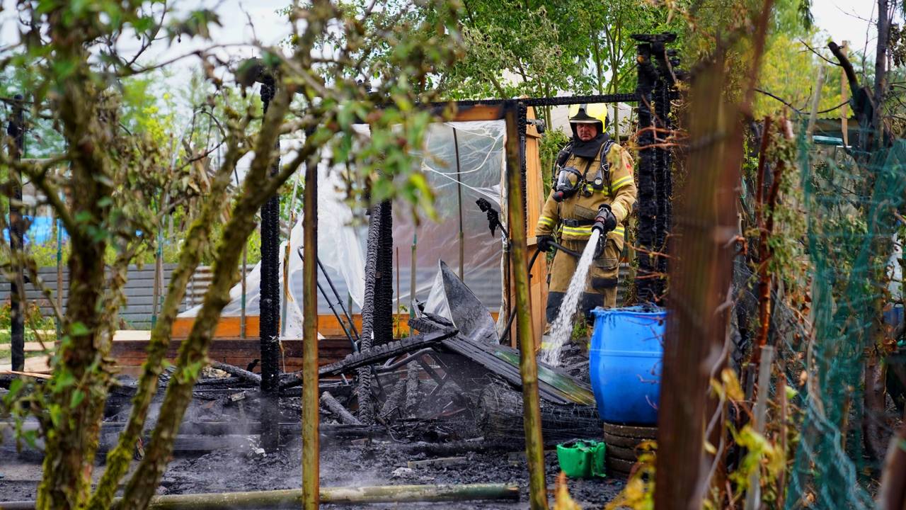 Schuurtje verwoest door brand bij volkstuinen in Vught (foto: Bart Meesters / Persbureau Heitink).