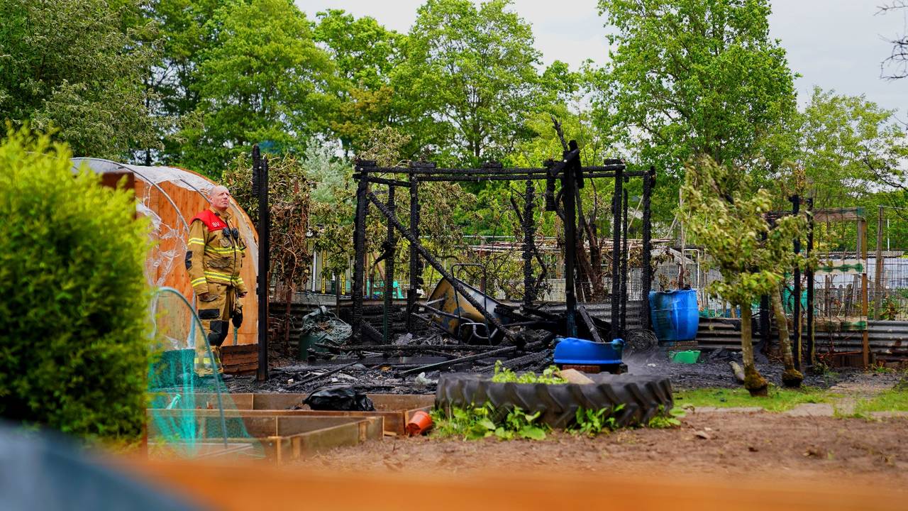Schuurtje verwoest door brand bij volkstuinen in Vught (foto: Bart Meesters / Persbureau Heitink).