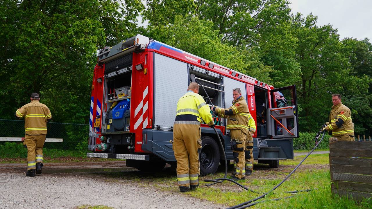 Schuurtje verwoest door brand bij volkstuinen in Vught (foto: Bart Meesters / Persbureau Heitink).