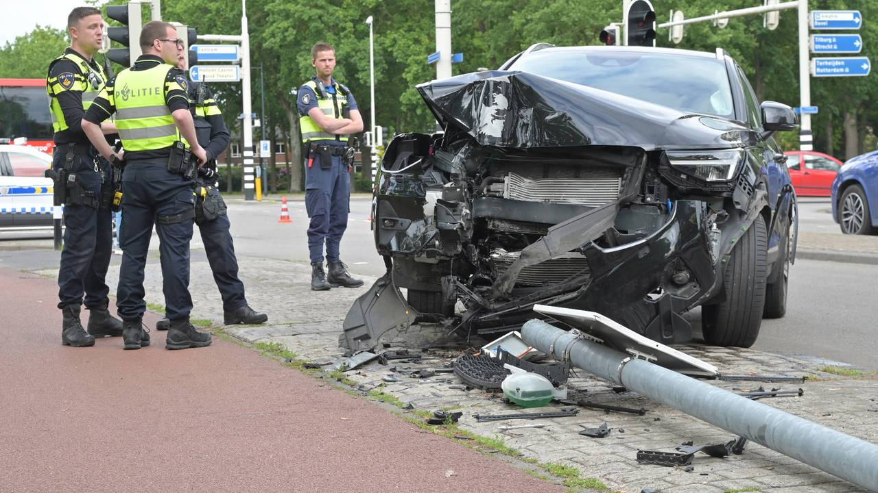 Auto botst tegen lantaarnpaal op Wilhelminasingel in Breda