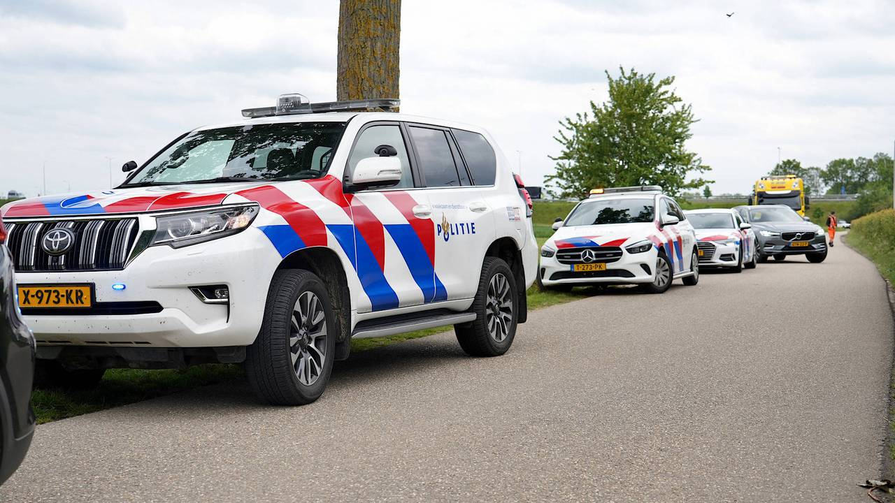 Auto vliegt over de kop op Polderweg in Oosteind (foto: Jeroen Stuve / Persbureau Heitink).