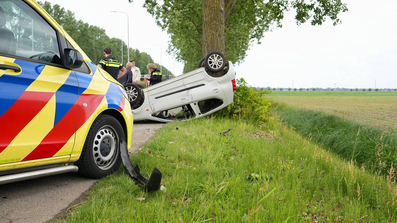 Auto vliegt over de kop op Polderweg in Oosteind (foto: Jeroen Stuve / Persbureau Heitink).