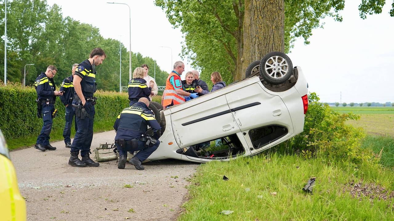 Auto vliegt over de kop op Polderweg in Oosteind