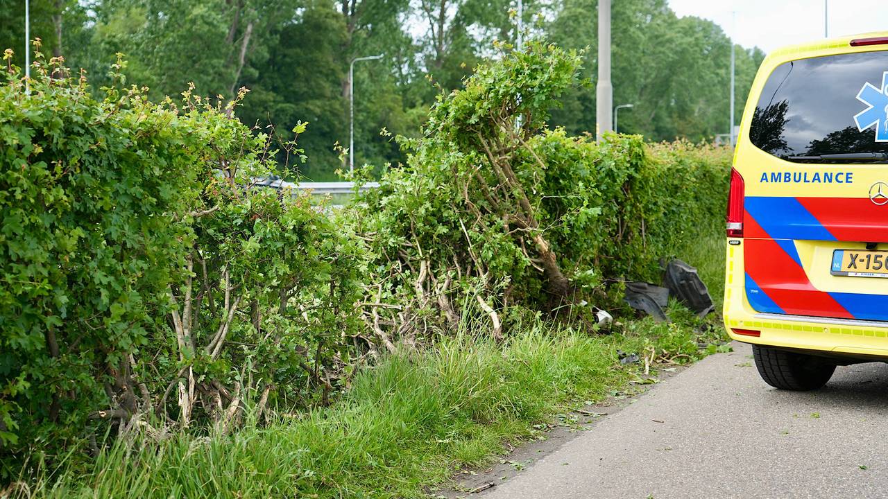 Auto vliegt over de kop op Polderweg in Oosteind (foto: Jeroen Stuve / Persbureau Heitink).