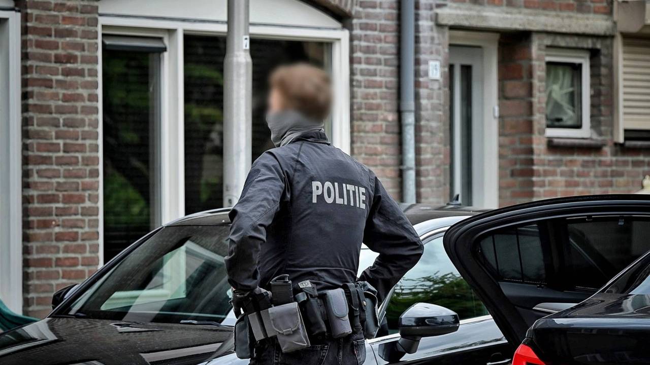 Arrestatieteam valt woning binnen in Tilburg, man geblinddoekt meegenomen (foto: Persbureau Heitink).