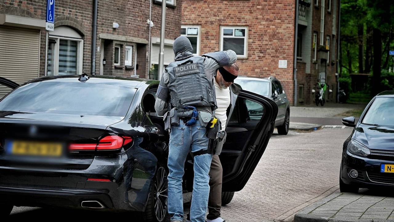 Arrestatieteam valt woning binnen in Tilburg, man geblinddoekt meegenomen
