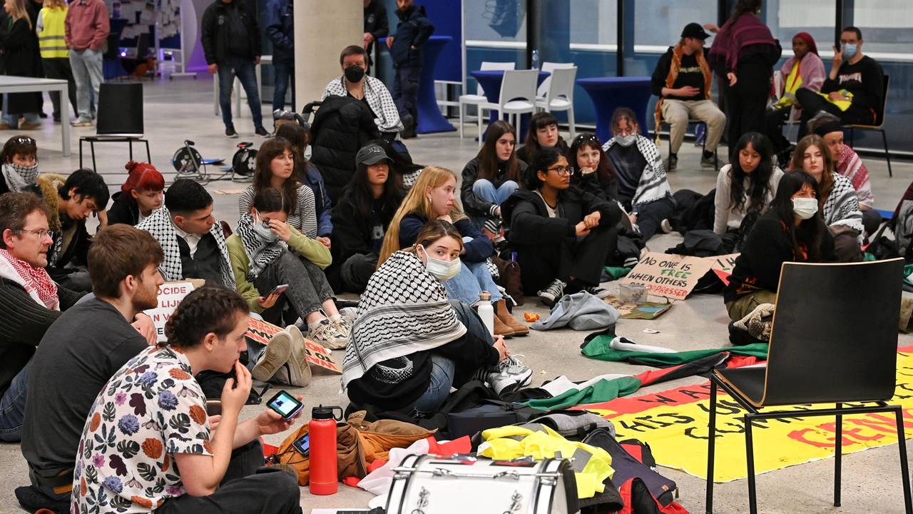 Pro-Palestijnse demonstranten bezetten gebouw Tilburg University (foto: Toby de Kort / Persbureau Heitink).