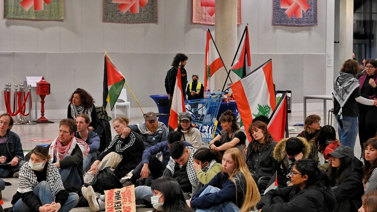 Pro-Palestijnse demonstranten bezetten gebouw Tilburg University (foto: Toby de Kort / Persbureau Heitink).