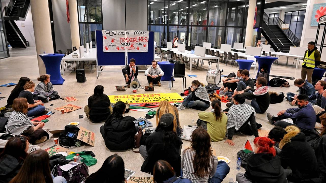 Pro-Palestijnse demonstranten bezetten gebouw Tilburg University (foto: Toby de Kort / Persbureau Heitink).