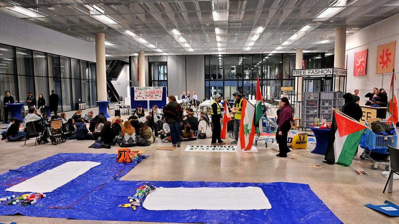 Pro-Palestijnse demonstranten bezetten gebouw Tilburg University (foto: Toby de Kort / Persbureau Heitink).