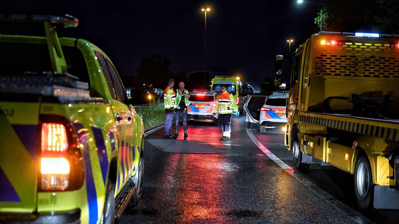 Motorrijder gewond naar ziekenhuis na val op A58 bij Tilburg (foto:  Toby de Kort / Persbureau Heitink)