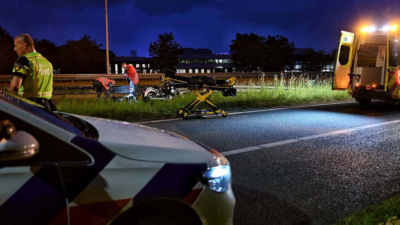 Motorrijder gewond naar ziekenhuis na val op A58 bij Tilburg (foto:  Toby de Kort / Persbureau Heitink)