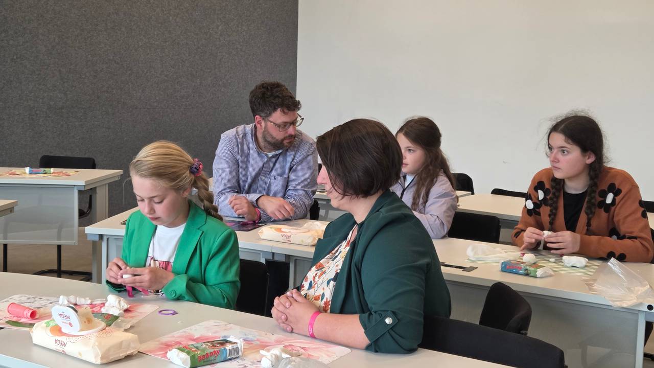 Daphne, Eef en Jet in de workshop 'klei jezelf' tijdens Tilburg University (foto: Marielle Bijlmakers).