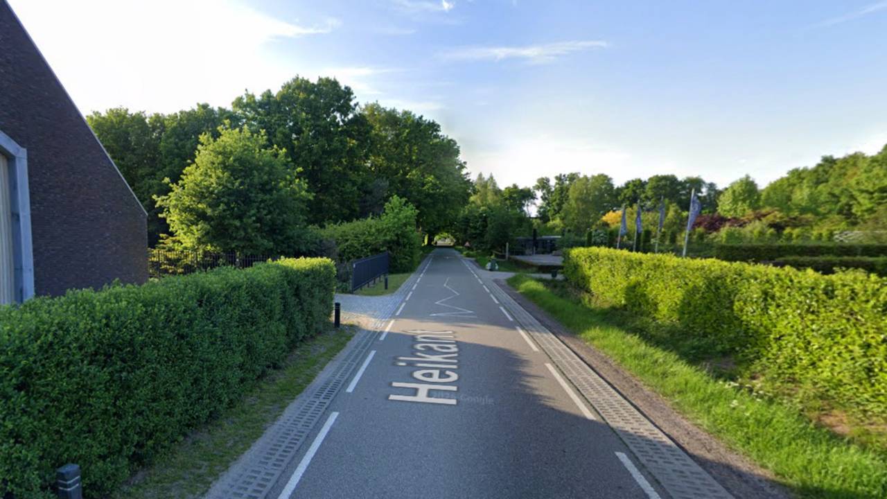 De automobilist raakte de fietser op deze smalle weg en die raakte in coma (Foto: Google Maps).