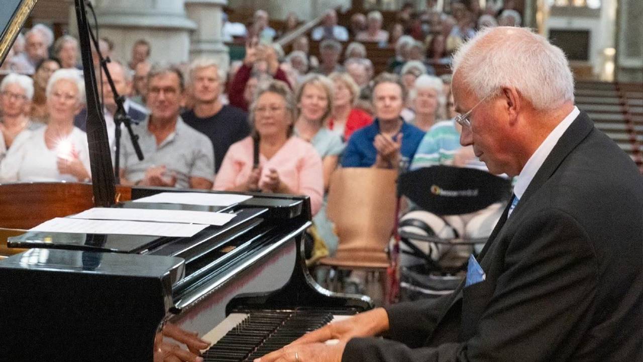 Jazz-pianist Harry Kanters aan het spelen (foto: Harry Kanters).