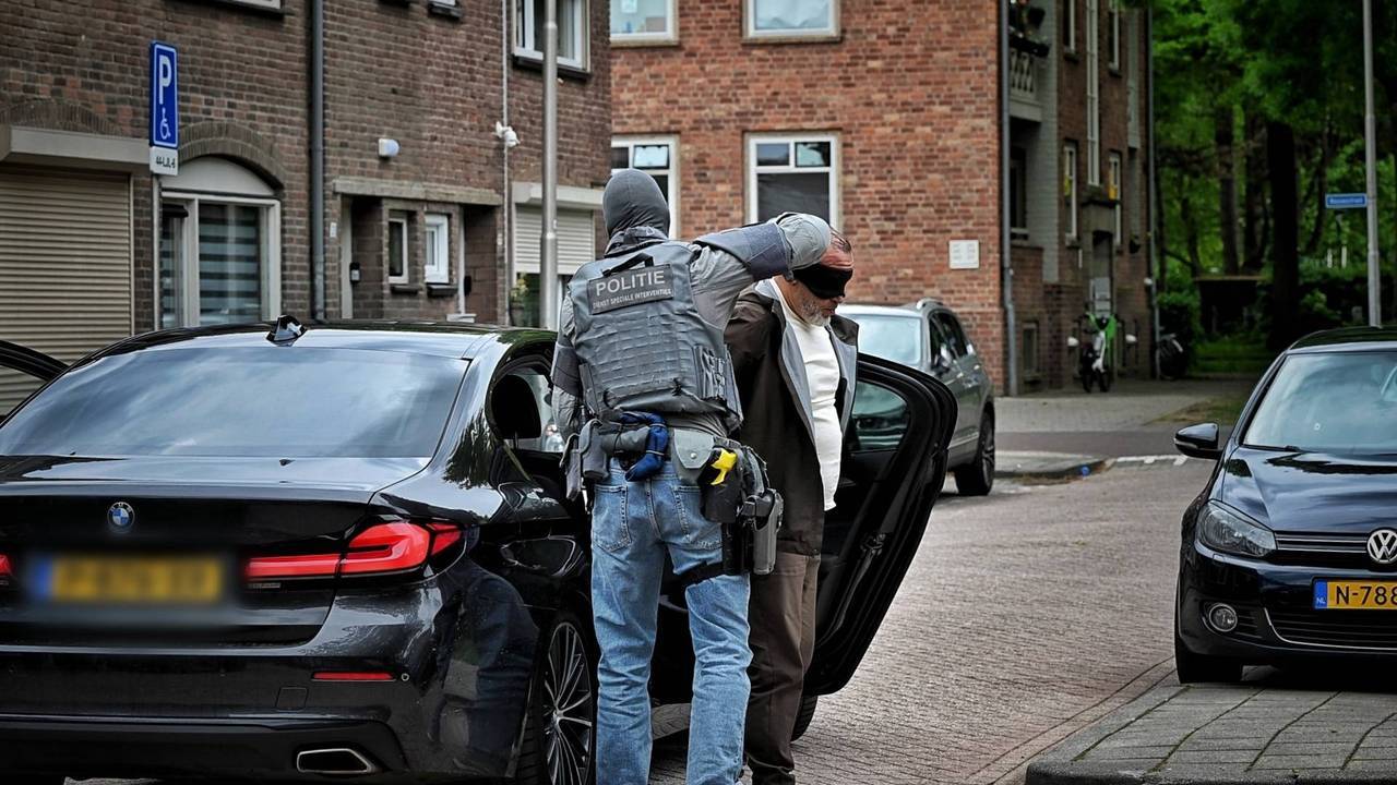 Twee Tilburgers opgepakt na inval in woning: drugsvaten gevonden ...
