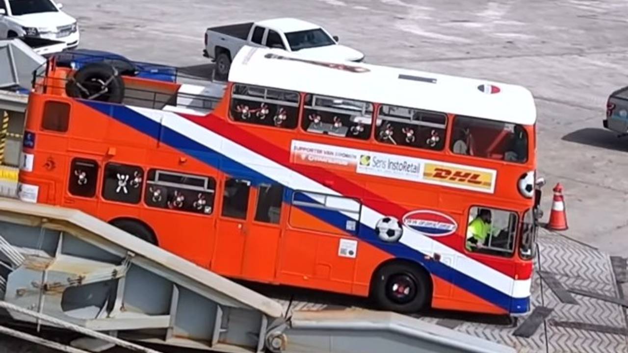 De Oranjebus rijdt van de boot in Amerika (foto: dutchorangebus / Instagram).