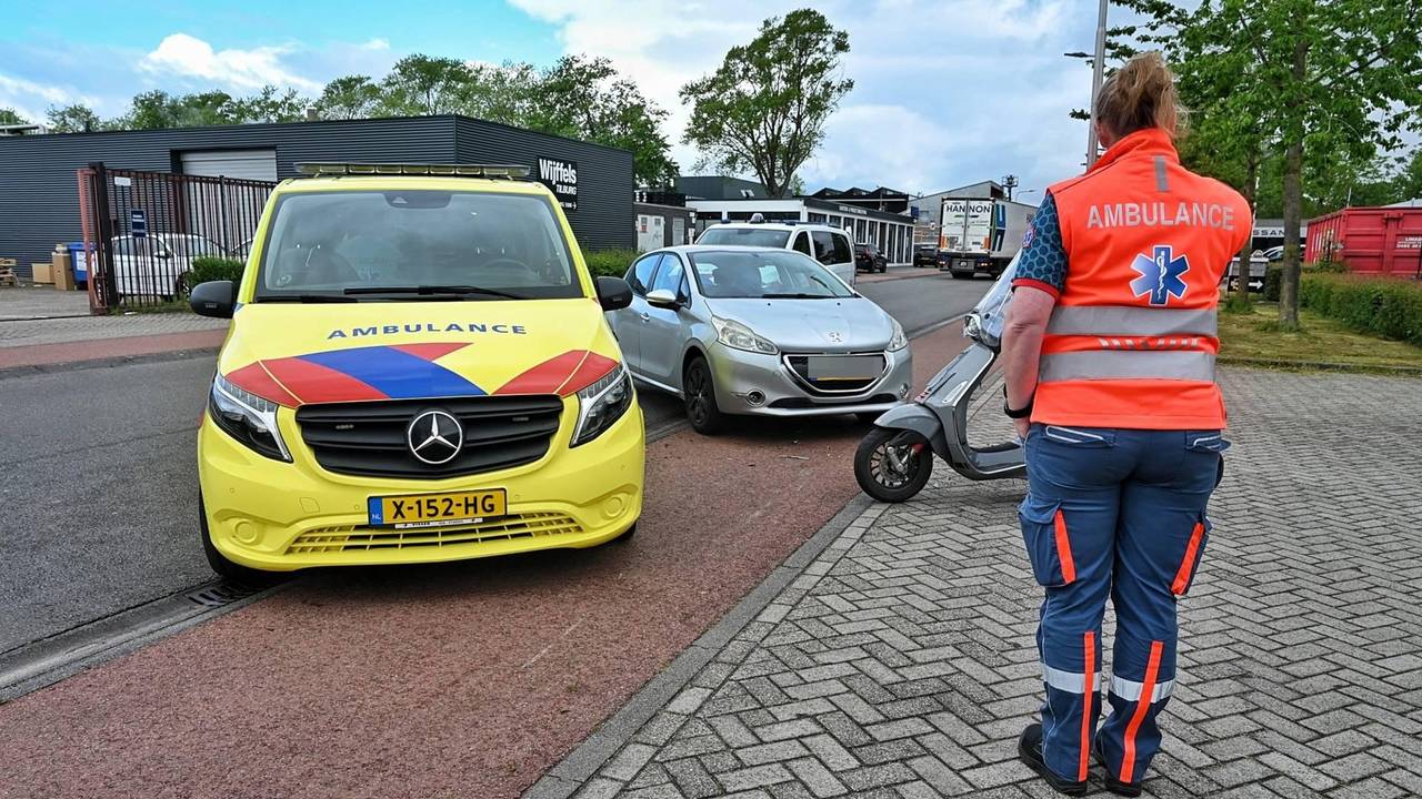 Automobilist ziet scooterrijder over het hoofd in Tilburg