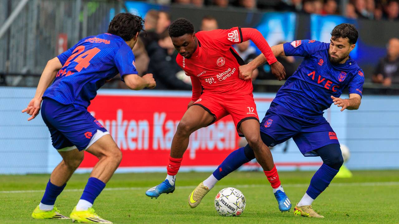 Mounir El Allouchi in gevecht met Emanuel Poke van Almere City (foto: OrangePictures)