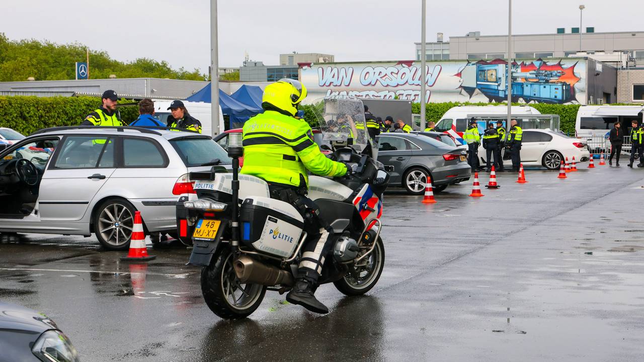 Zeven auto's in beslag genomen tijdens grote politieactie in Eindhoven