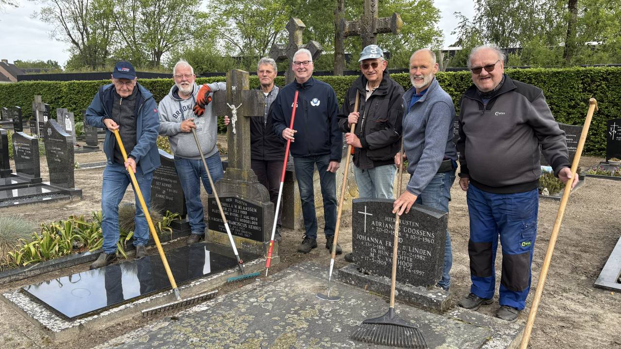 De mannen zorgen ervoor dat de begraafplaats in Hoogeloon er netjes bij ligt (Foto: Karin Kamp)