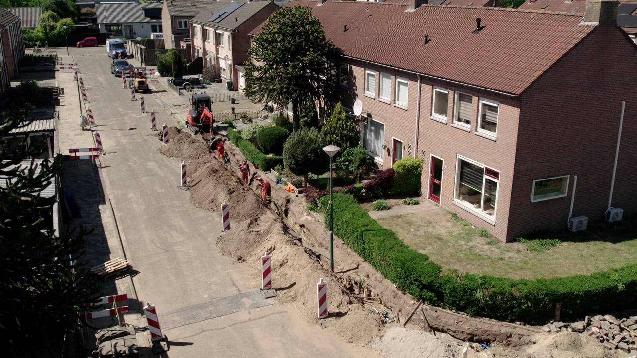 Werkzaamheden aan de waterleiding in Heesch (foto: Dtv Nieuws).