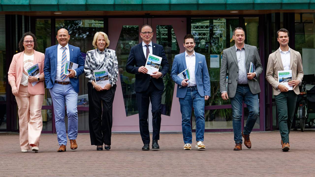 V.l.n.r: Femke Klomp, Kirk den Otter, Anja Andres (allen SMG) Theo Geldens (Formateur) Joep Meijs, René Smits, Peter Raaijmakers (allen PPA) (foto: gemeente Sint-Michielsgestel).