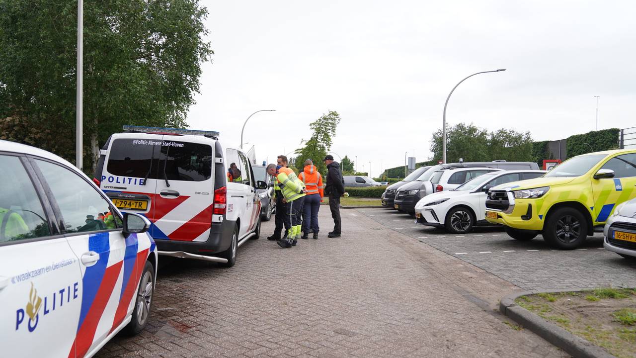 Politie overlegt langs de A59 bij Nieuwkuijk (foto: Bart Meesters/Persbureau Heitink).