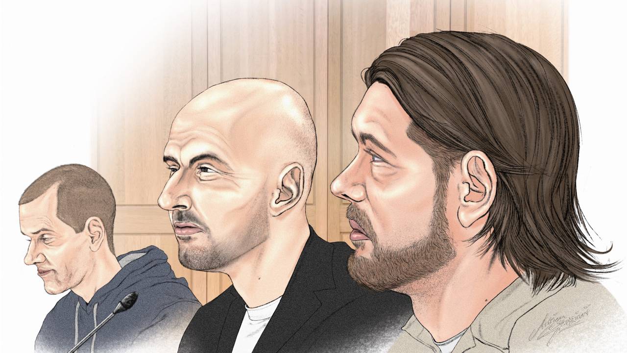 De verdachten van de tiny house moord: Wijnand de L., Bart B. en Kevin R. (vlnr). Tekening door Adrien Stanziani.