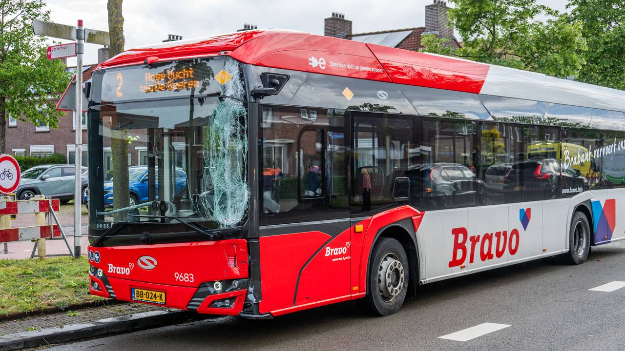 Lijnbus botst tegen bestelbus van PostNL (foto: Tom van der Put / Persbureau Heitink).