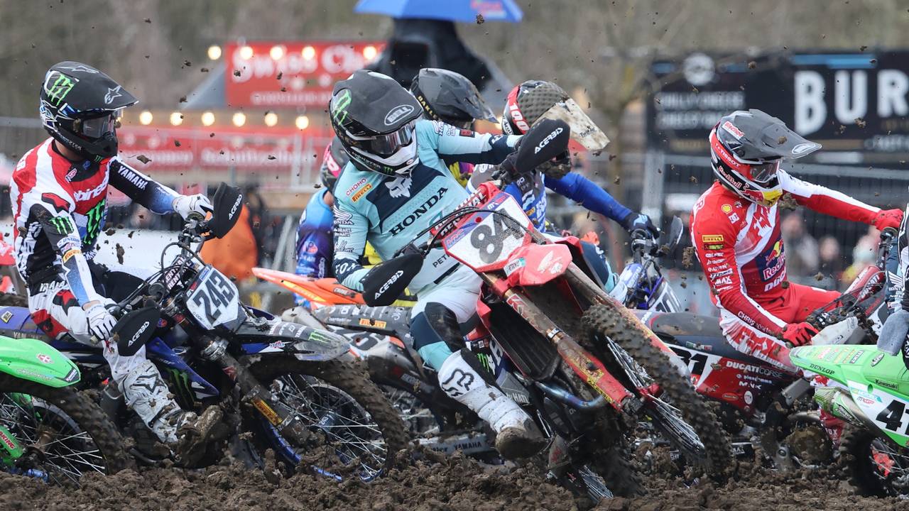 Jeffrey Herlings (midden) pakte de winst in Italië (foto: EPA / Manuel Geisser).