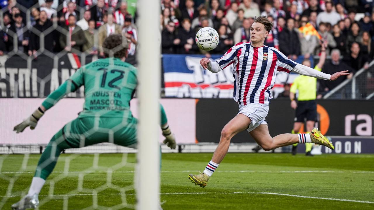 Willem II-verdediger Finn Stam gevaarlijk voor het doel van Almere City FC (foto: Tobias Kleuver / ANP).