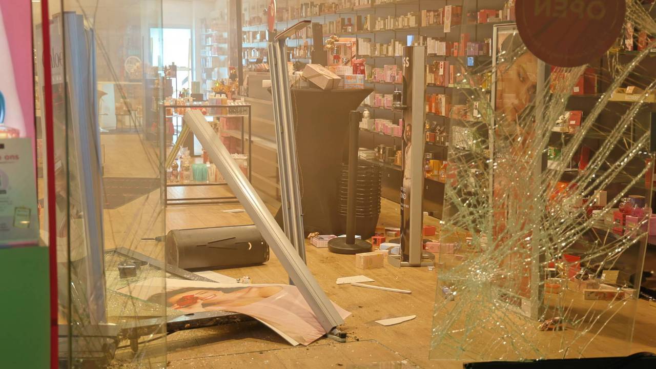De gevel van de Ici Paris XL-winkel in Boxmeer werd geramd met een voertuig (foto: SK-Media/Persbureau Heitink).