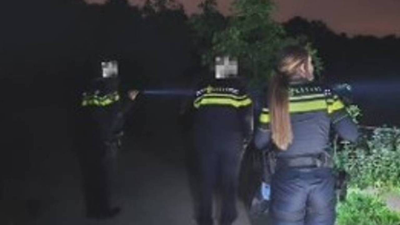 Wijkagenten troffen zaterdagnacht geen man en voodoopoppen aan (foto: wijkagenten Etten-Leur). 