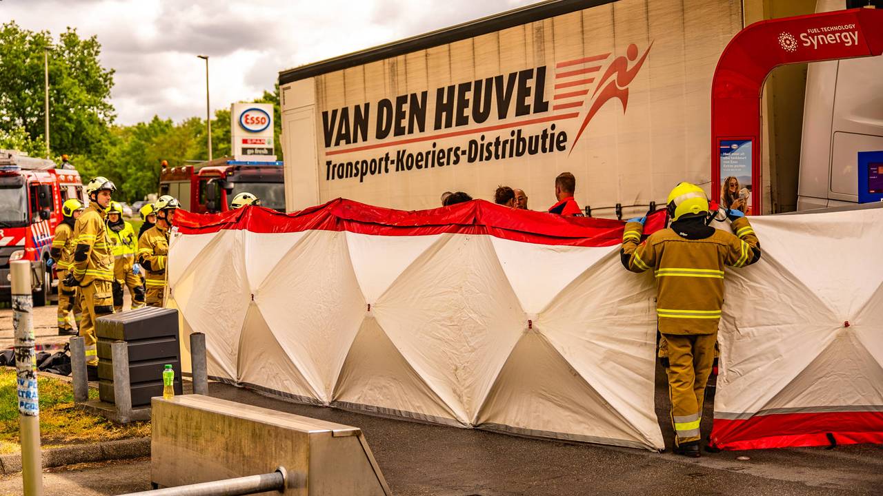 Vrouw aangereden door vrachtwagen bij tankstation langs A50