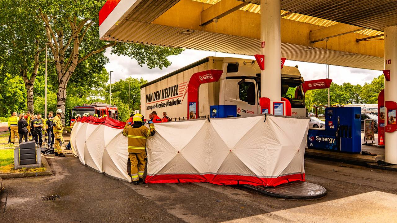 Vrouw overreden door vrachtwagen bij tankstation langs A50 (foto: Lucas Lammers / Persbureau Heitink).
