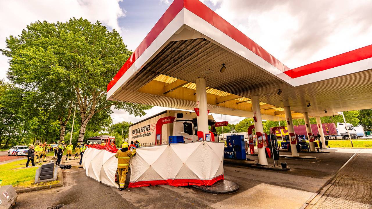 Vrouw overreden door vrachtwagen bij tankstation langs A50 (foto: Lucas Lammers / Persbureau Heitink).