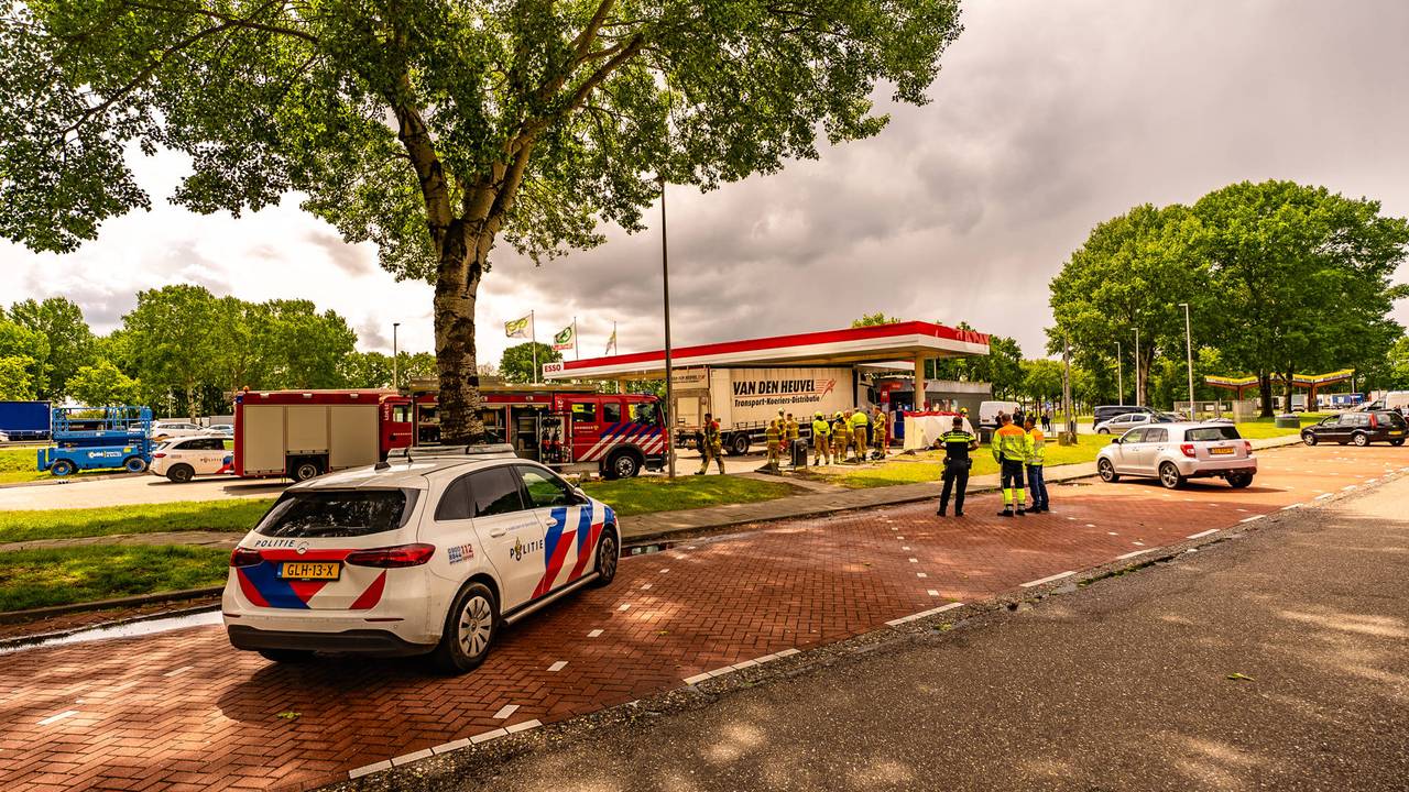 Vrouw overreden door vrachtwagen bij tankstation langs A50 (foto: Lucas Lammers / Persbureau Heitink).