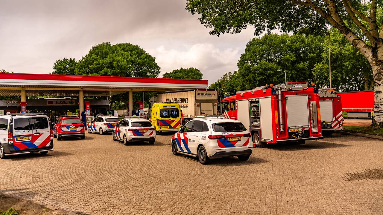 Vrouw overreden door vrachtwagen bij tankstation langs A50 (foto: Lucas Lammers / Persbureau Heitink).