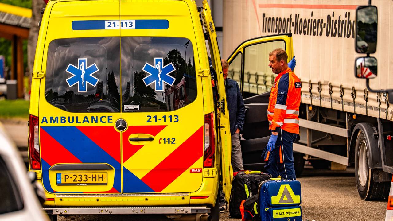 Vrouw overreden door vrachtwagen bij tankstation langs A50 (foto: Lucas Lammers / Persbureau Heitink).