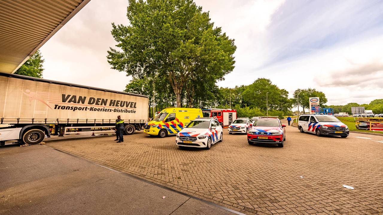 Vrouw overreden door vrachtwagen bij tankstation langs A50 (foto: Lucas Lammers / Persbureau Heitink).