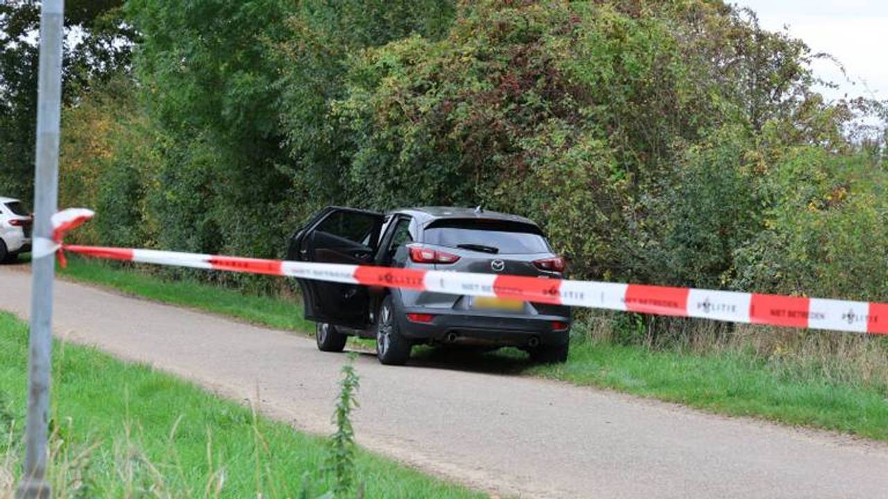 Het lichaam werd in deze auto gevonden in Boxmeer (Foto: Saskia Kusters / Persbureau Heitink).