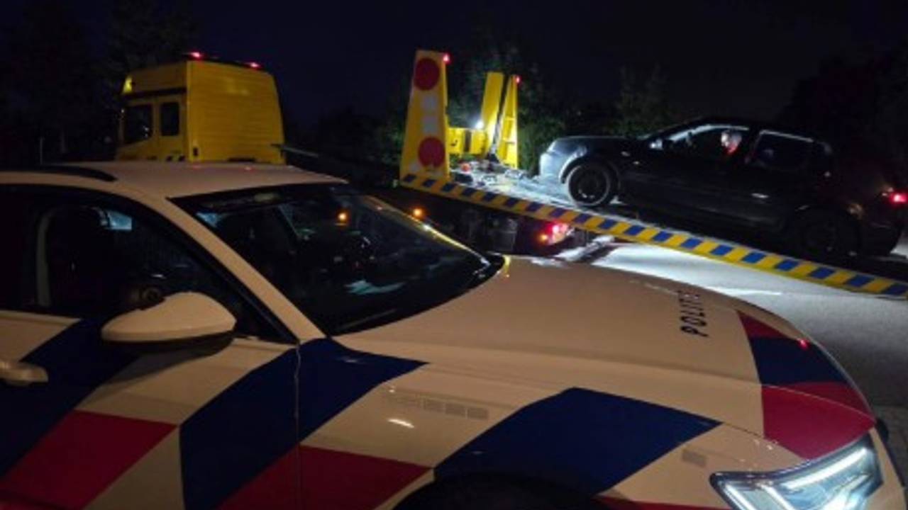 De auto van de man werd afgepakt, de verkeersofficier gaat beslissen of de man deze nog terug krijgt. (Foto: verkeerspolitie_oostbrabant / Instagram.)