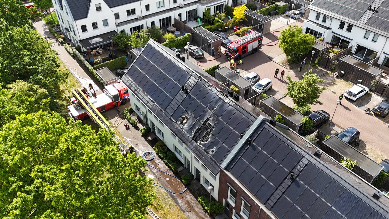 Het is onduidelijk of de bewoners weer terug kunnen naar hun huizen. (Foto: Bart Meesters / Persbureau Heitink.)