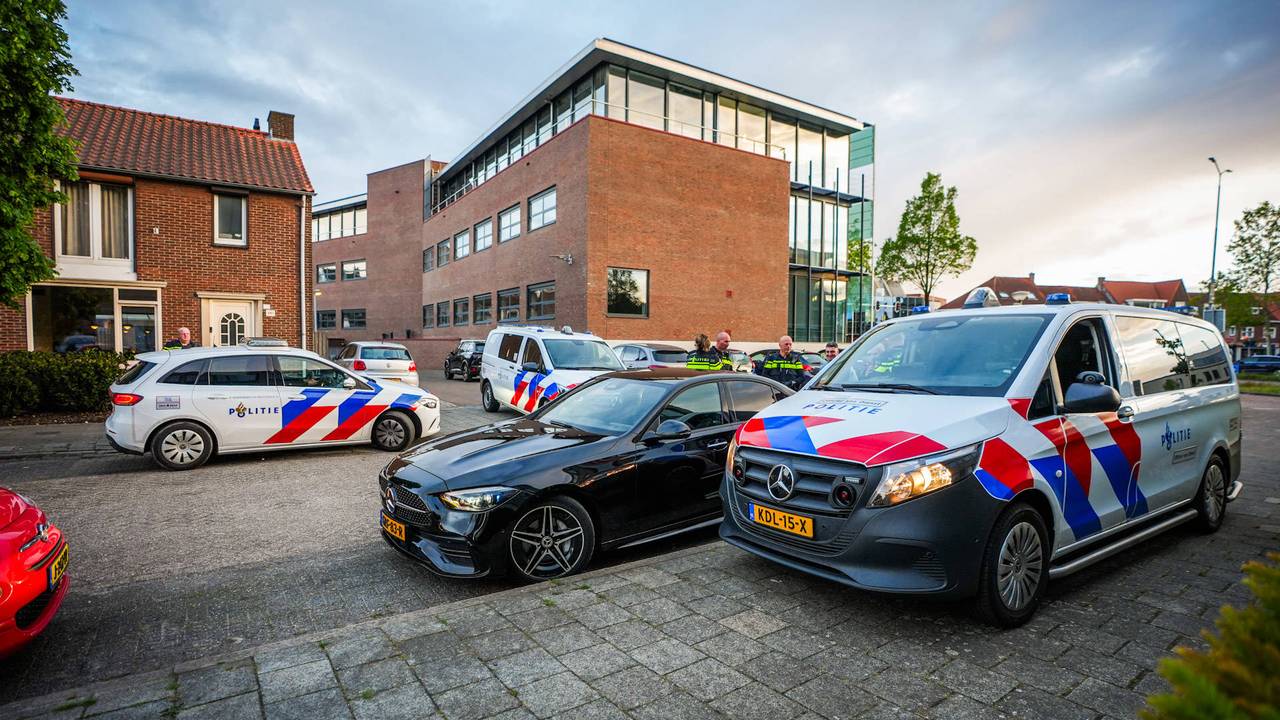 De politie heeft een deel van de straat afgezet. (Foto: Persbureau Heitink.)