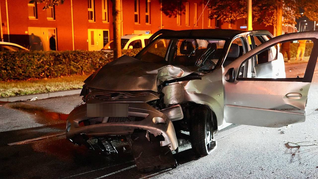 De bestuurder van de auto zou onder invloed zijn geweest (foto: Persbureau Heitink).